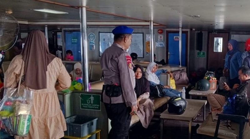 Satpolairud Polres Bone Sambangi Penumpang Ferry