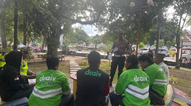 Polantas Menyapa Mappatabe Satlantas Polres Bone Ajak Ojol Jaga Keselamatan Lalu Lintas