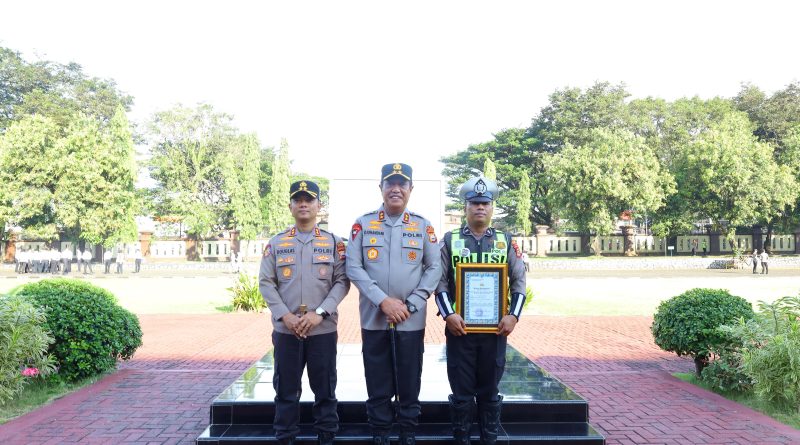 Kapolda Sulsel Pimpin Apel Gabungan dan Berikan Penghargaan kepada Personel Berprestasi