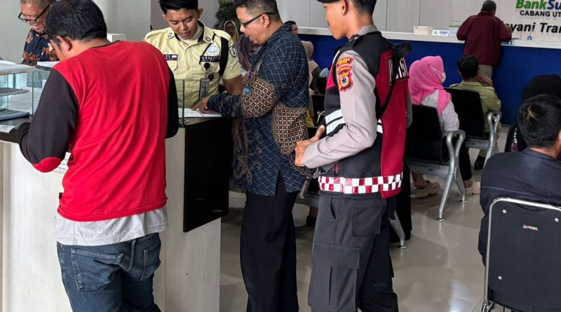 Jaga Di Bank Sulselbar, Personil Sat Samapta Tingkatkan Pengawasan