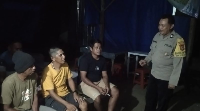 Anggota Polsek Libureng Laksanakan Sambang Malam di Desa Pitungpidange