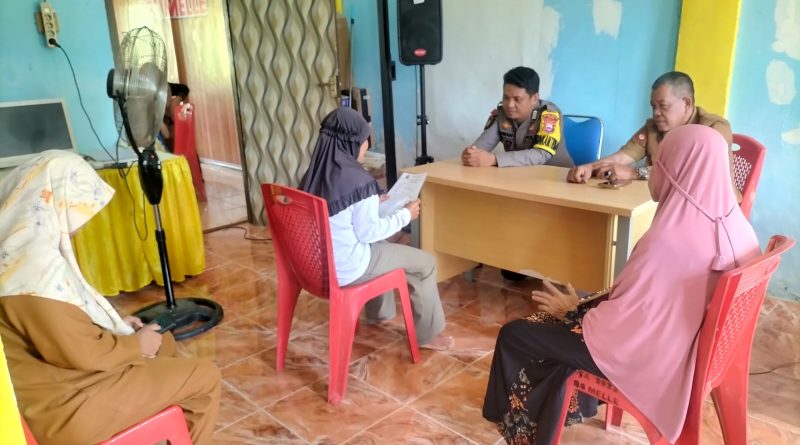 Dengarkan Keluhan Warga, Ini yang Dilakukan Bhabinkamtibmas Saat Sambangi Desa Binaannya