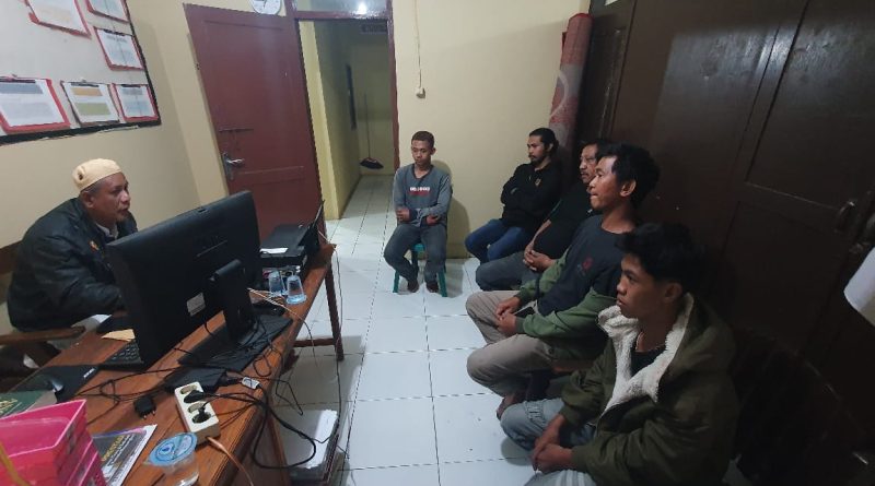 Anggota Polsek Bontocani Kembali Damaikan Dua Pemuda yang Berseteru, Suasana Penuh Haru