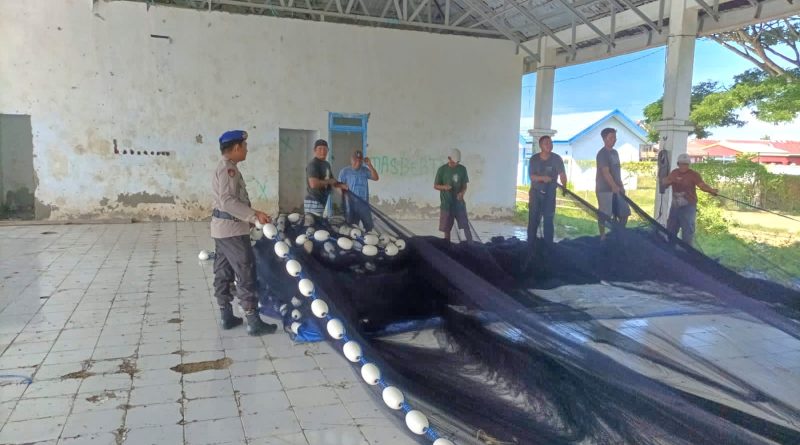 Satpolairud Polres Bone Hadir Bantu Nelayan Melalui Program Polisi Penolong