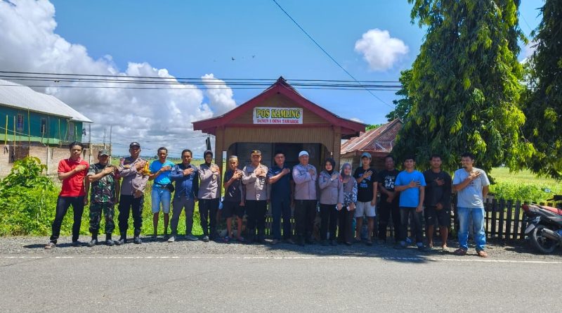 Personel Sat Binmas Polres Bone Sambangi Pos Satkamling di Desa Tawaroe