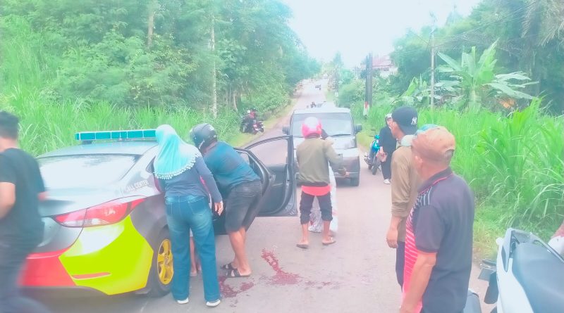 Gerak Cepat Kapolsek Lamuru dan Personel Evakuasi Korban Kecelakaan Lalu Lintas