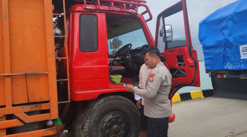 Turun Langsung Lakukan Pemeriksaan, Waka Polsek Periksa Muatan Truck