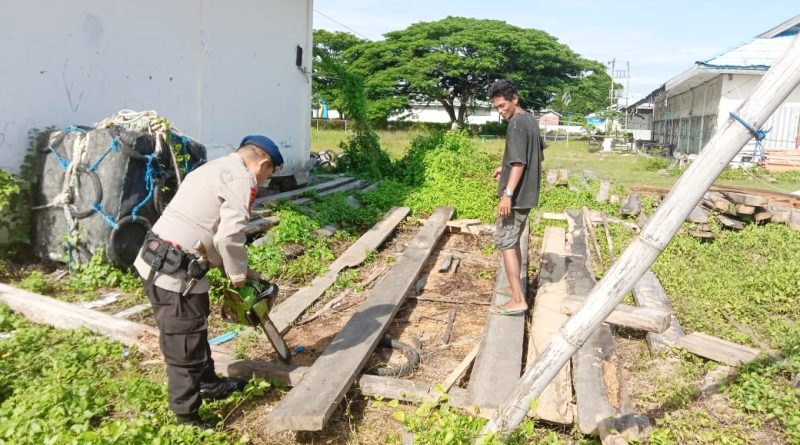 Anggota Satpolairud Polres Bone Rutin Lakukan Sambang Di Pembuatan Kapal, Untuk Jaga Kamtibmas
