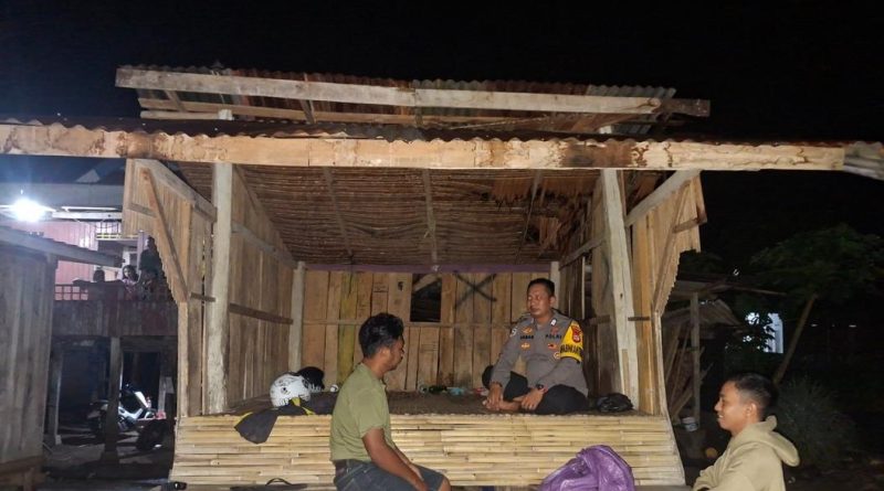 Melalui Kunjungan Pos Kamling, Bhabinkamtibmas Sampaikan Pesan Kamtibmas