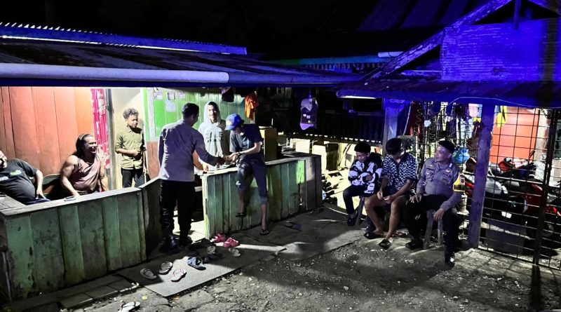 ‎Sambangi Titik Keramaian, Personel Polsek Palakka Imbau Masyarakat Jaga Kamtibmas