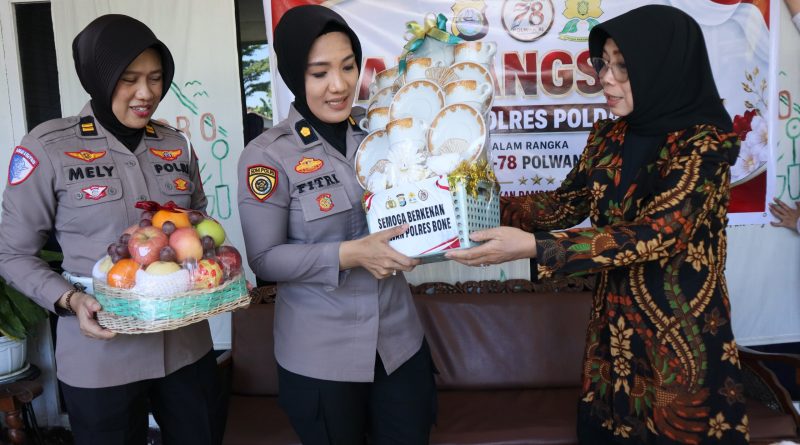Polwan Polres Bone Gelar Anjangsana, Pererat Silaturahmi dengan Senior yang Telah Purnabakti