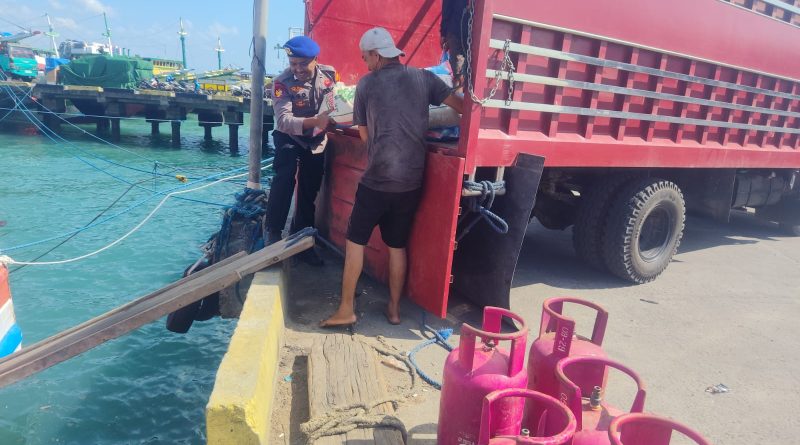 Personel Satpolairud Polres Bone Hadir Ditengah-tengah Masyarakat Lakukan Kegiatan Polisi Penolong, Kedekatan Dengan Masyarakat
