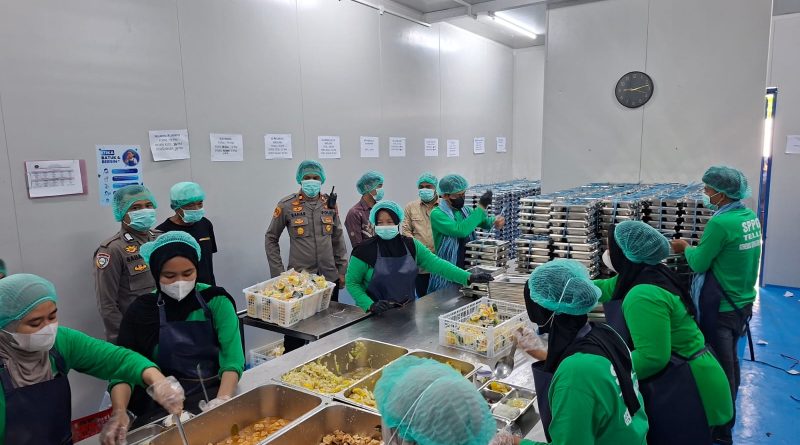 Pengawasan Program MBG, Kapolsek Tellu Siattinge Pastikan 2.270 Penerima Mendapat Makanan Bergizi