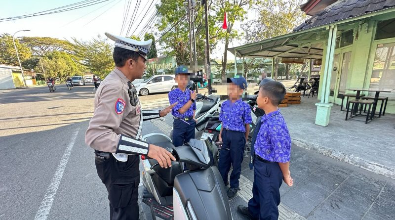 Peduli Keselamatan, Satlantas Polres Bone Tegur Anak Pengendara Sepeda Listrik Di Jalan Raya