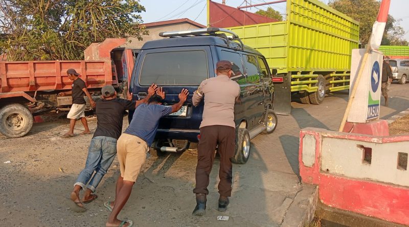 Dari Mengatur Lalu Lintas hingga Dorong Mobil Warga, Bripka Sultan Tunjukkan Wujud Polri Hadir
