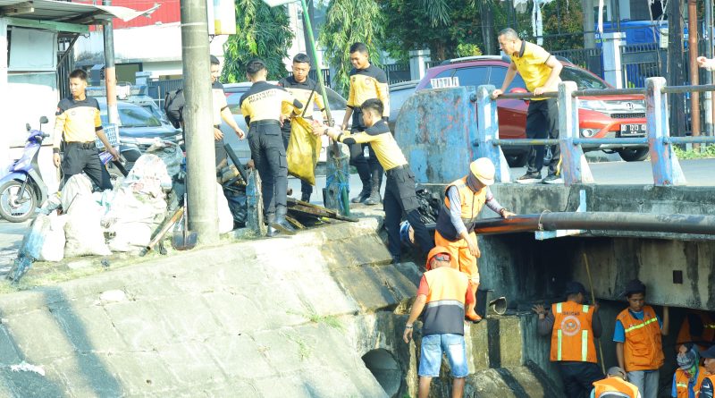 Sambut HUT ke-75 Humas Polri, Bid Humas Polda Sulsel Gelar Bakti Sosial Bersama Masyarakat